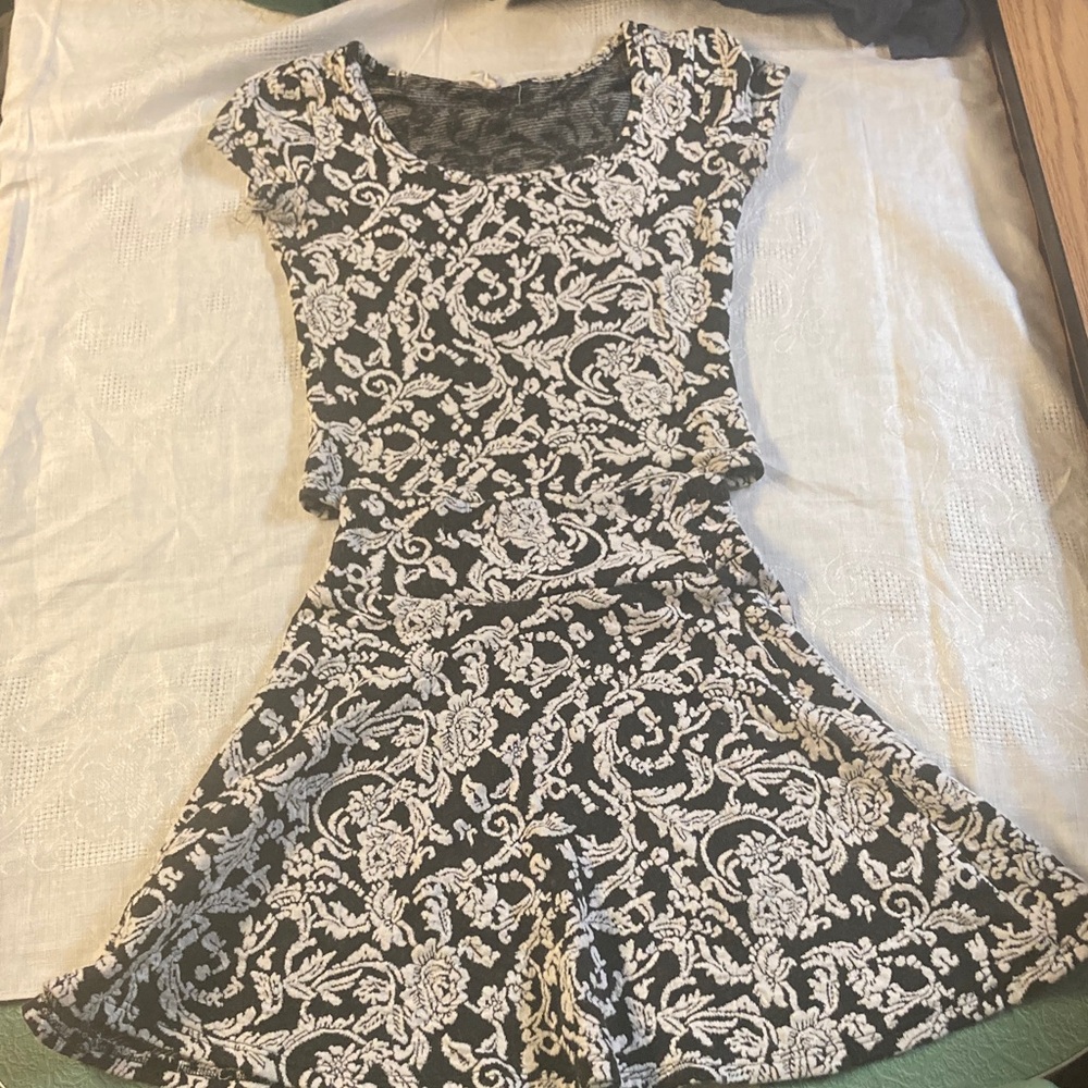 Kirra Floral Outfit. 2 Piece Skirt & Top. Size XS. Made In USA.